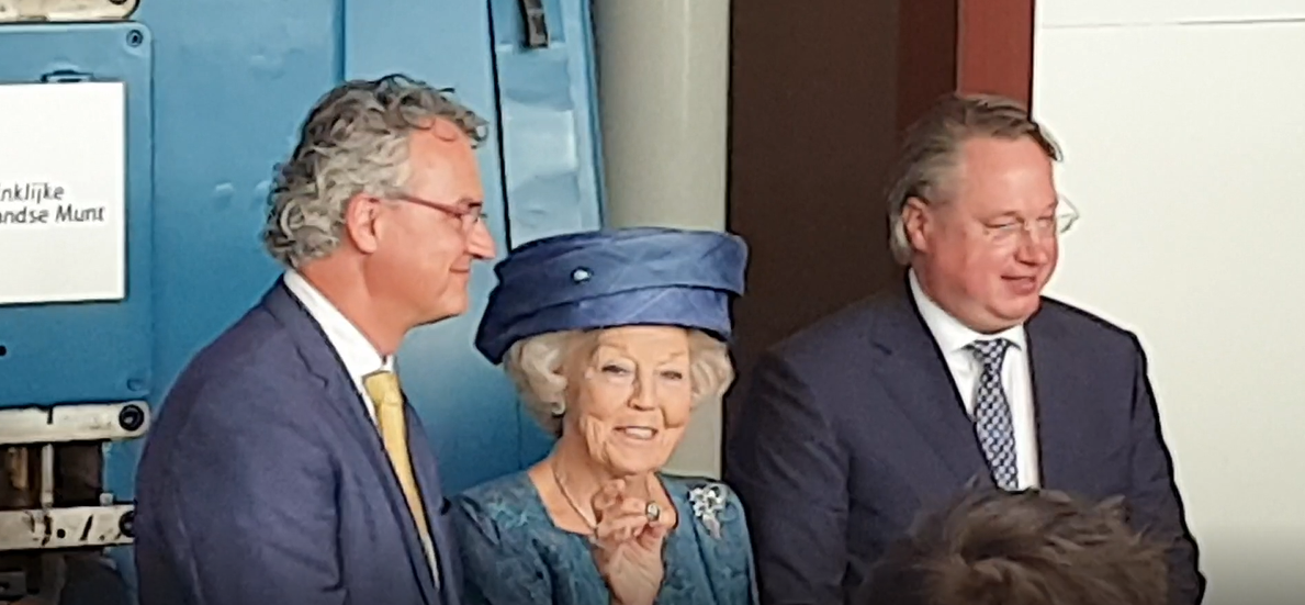 HKH Prinses Beatrix heeft de eerste herdenkingsmunt geslagen ter ere van 70 jaar KWF